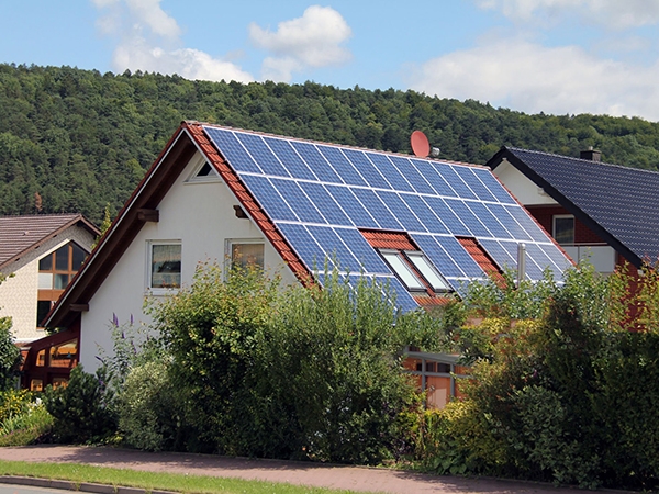 Advantages of a Photovoltaic Solar Roof Energy Storage System